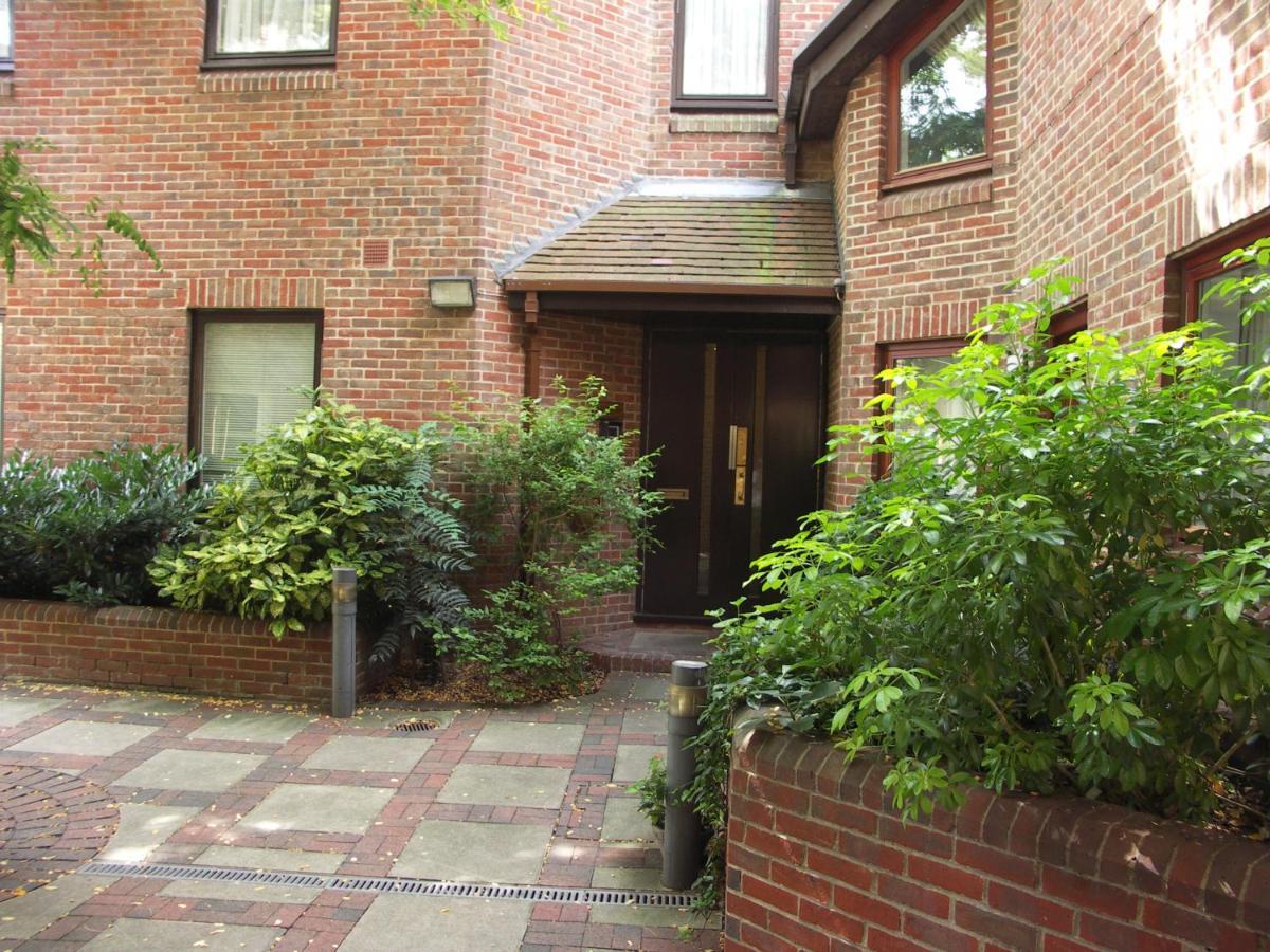 4 The Courtyard Central Windsor 2Br Exterior photo